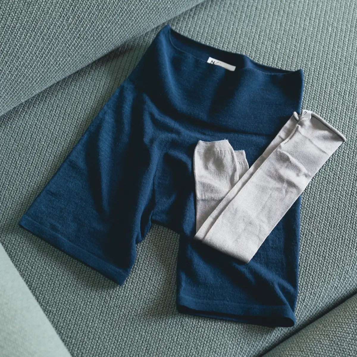 機能素材「光電子」を使用した、レッグウォーマーとハラマキボクサーパンツ